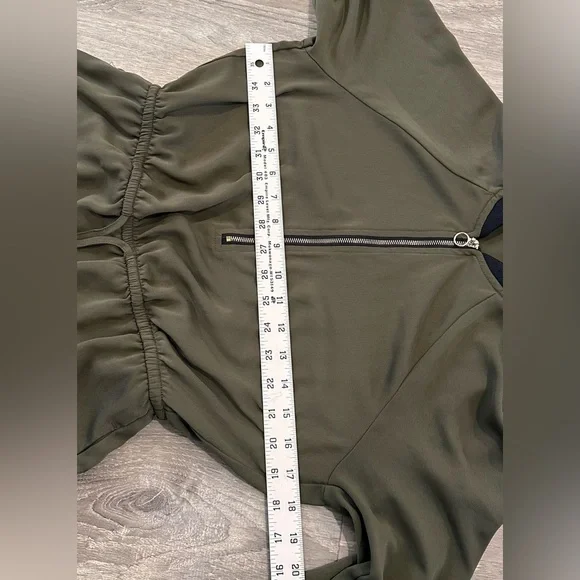 💚💚Army Green Cinched Dynamite Dress - Size Small 💚💚 - Picture 6 of 11